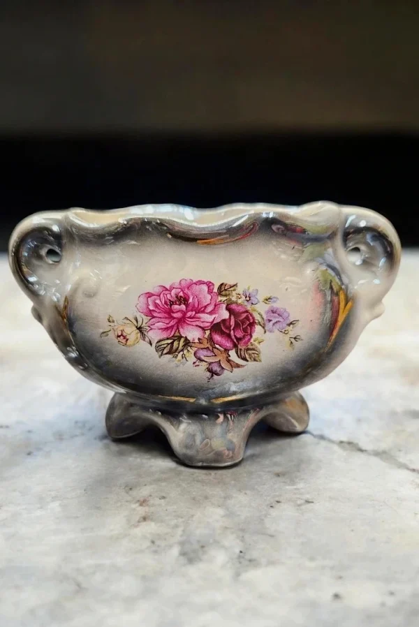 Zestaw dwóch porcelanowych wazonów – dekoracje stołowe i ozdobne.