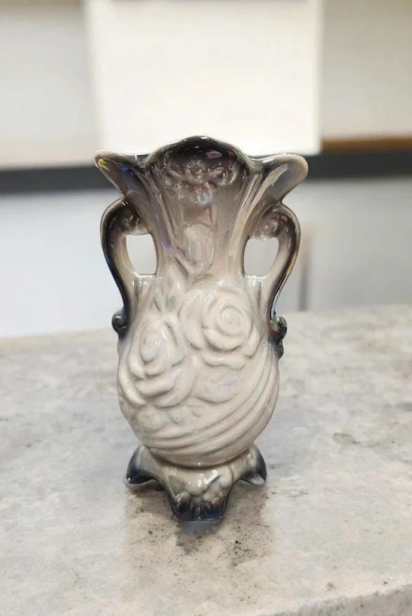 Zestaw dwóch porcelanowych wazonów – dekoracje stołowe i ozdobne.