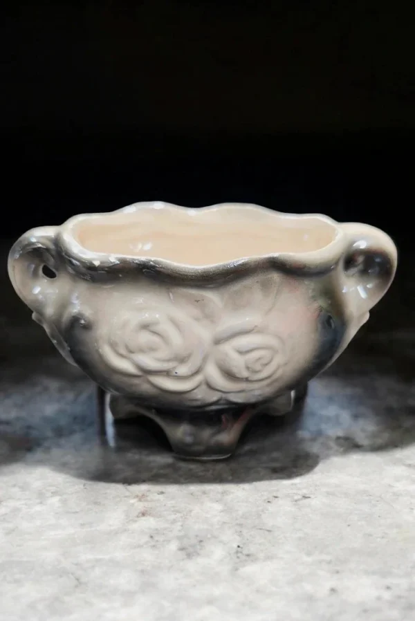 Zestaw dwóch porcelanowych wazonów – dekoracje stołowe i ozdobne.