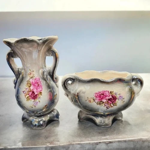 Zestaw dwóch porcelanowych wazonów – dekoracje stołowe i ozdobne.