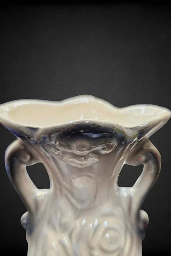 Zestaw dwóch porcelanowych wazonów – dekoracje stołowe i ozdobne.