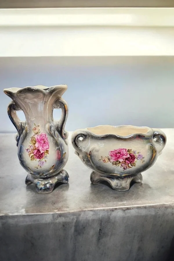 Zestaw dwóch porcelanowych wazonów – dekoracje stołowe i ozdobne.