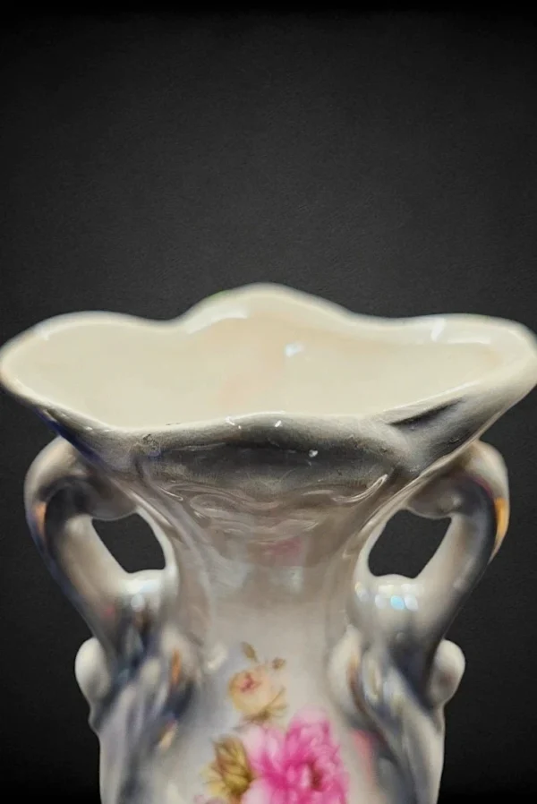 Zestaw dwóch porcelanowych wazonów – dekoracje stołowe i ozdobne.