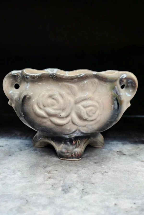 Zestaw dwóch porcelanowych wazonów – dekoracje stołowe i ozdobne.