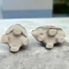 Zestaw dwóch porcelanowych wazonów – dekoracje stołowe i ozdobne.