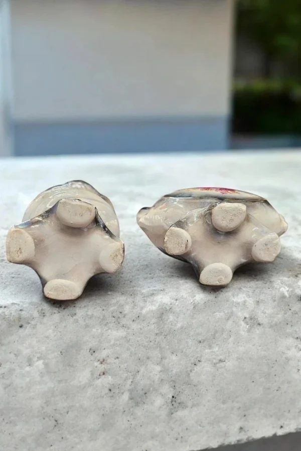 Zestaw dwóch porcelanowych wazonów – dekoracje stołowe i ozdobne.