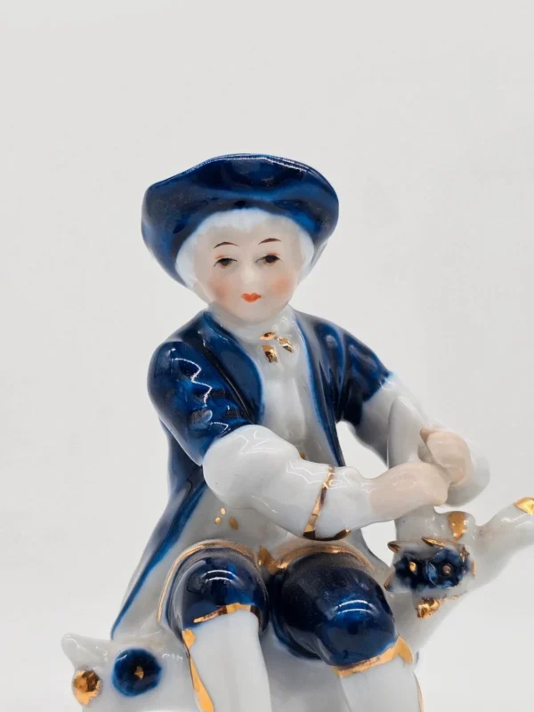Porcelanowa figurka – arystokrata w stylu rococo