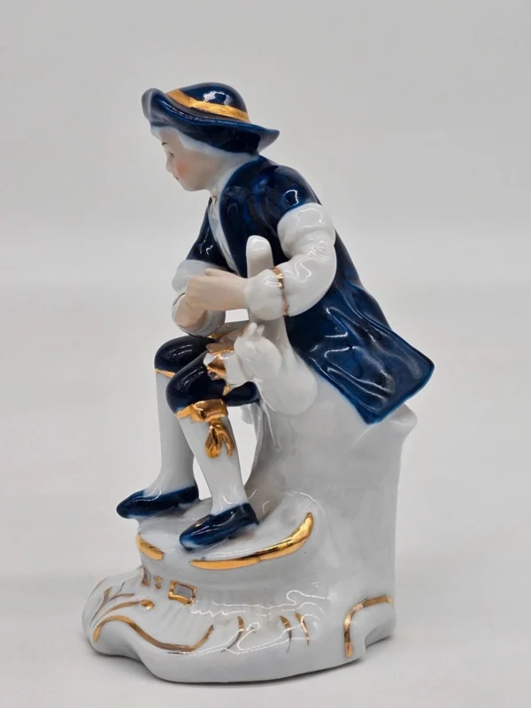 Porcelanowa figurka – arystokrata w stylu rococo