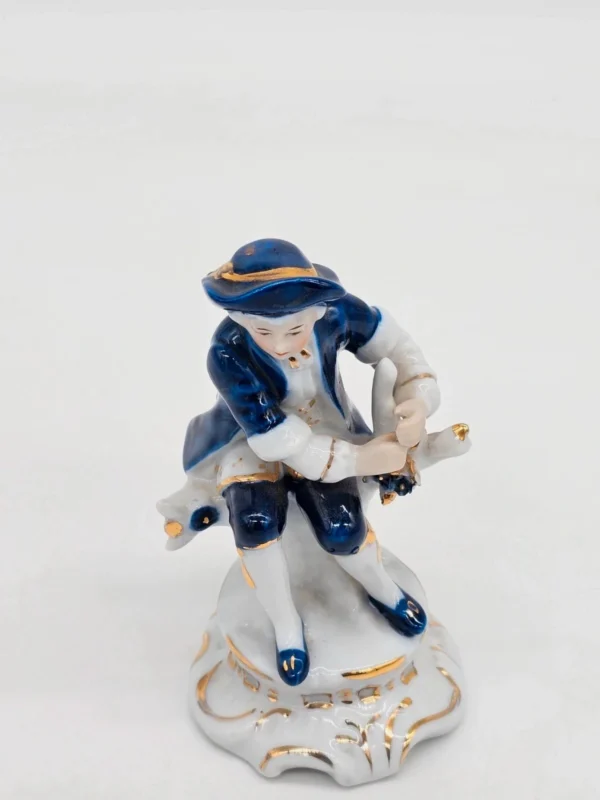 Porcelanowa figurka – arystokrata w stylu rococo