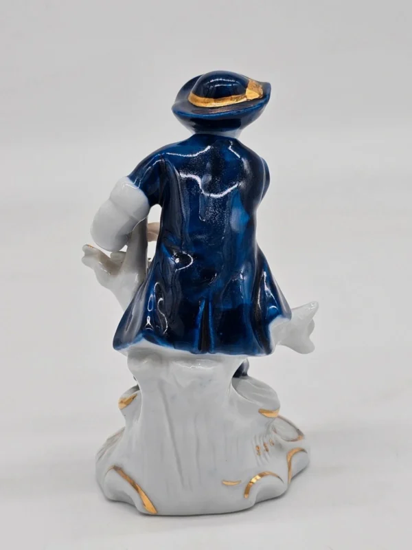 Porcelanowa figurka – arystokrata w stylu rococo