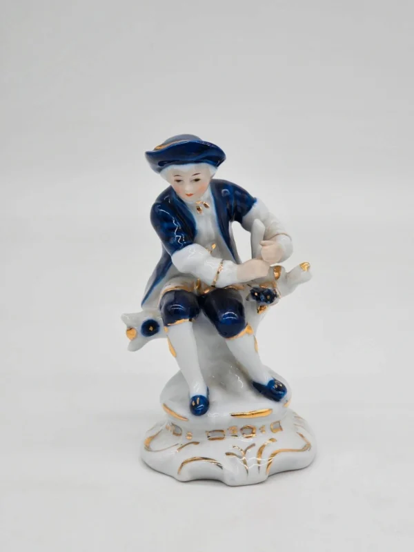 Porcelanowa figurka – arystokrata w stylu rococo