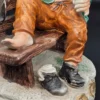 Ręcznie malowana figurka – starszy mężczyzna na ławce z butelką – ceramika, wys. 20 cm