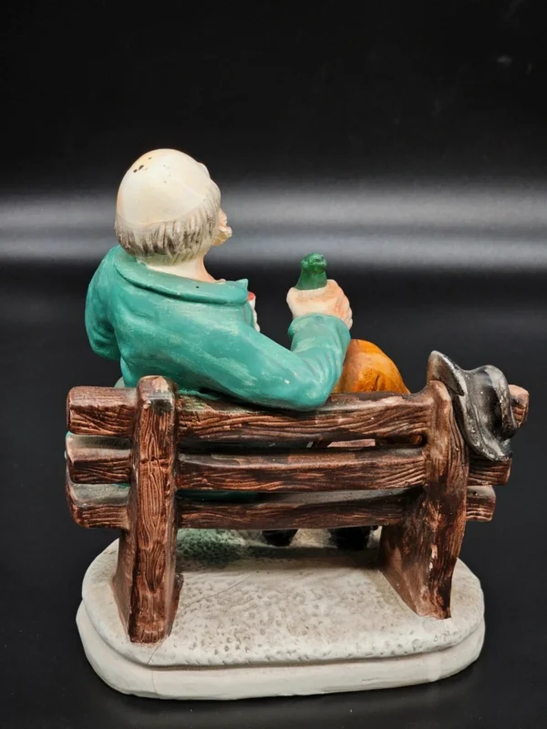 Ręcznie malowana figurka – starszy mężczyzna na ławce z butelką – ceramika, wys. 20 cm