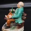 Ręcznie malowana figurka – starszy mężczyzna na ławce z butelką – ceramika, wys. 20 cm