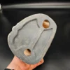 Ręcznie malowana figurka – starszy mężczyzna na ławce z butelką – ceramika, wys. 20 cm