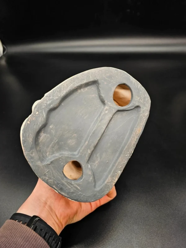 Ręcznie malowana figurka – starszy mężczyzna na ławce z butelką – ceramika, wys. 20 cm