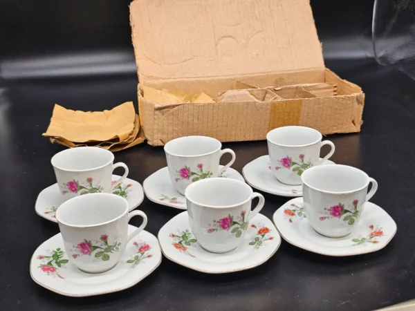 Komplet filiżanek porcelanowych Made in China – w oryginalnym pudełku