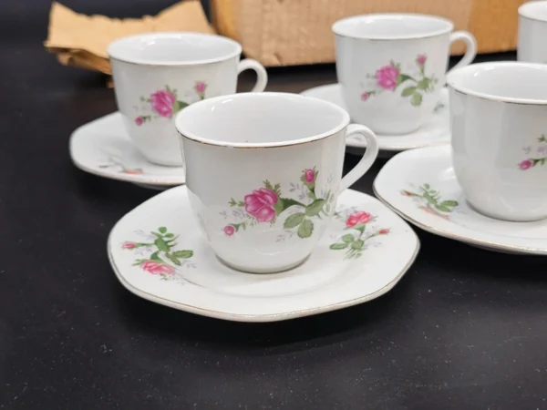 Komplet filiżanek porcelanowych Made in China – w oryginalnym pudełku