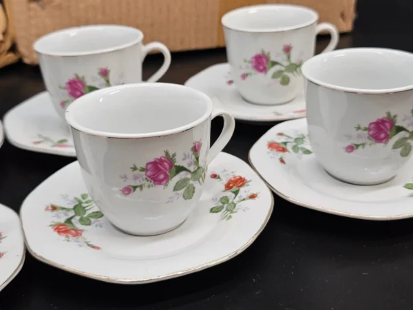 Komplet filiżanek porcelanowych Made in China – w oryginalnym pudełku