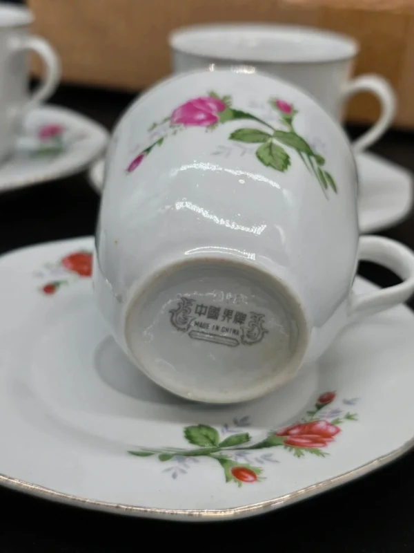 Komplet filiżanek porcelanowych Made in China – w oryginalnym pudełku
