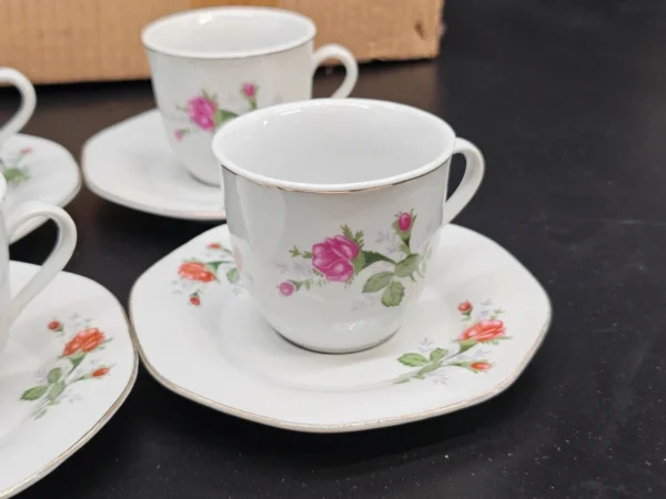 Komplet filiżanek porcelanowych Made in China – w oryginalnym pudełku