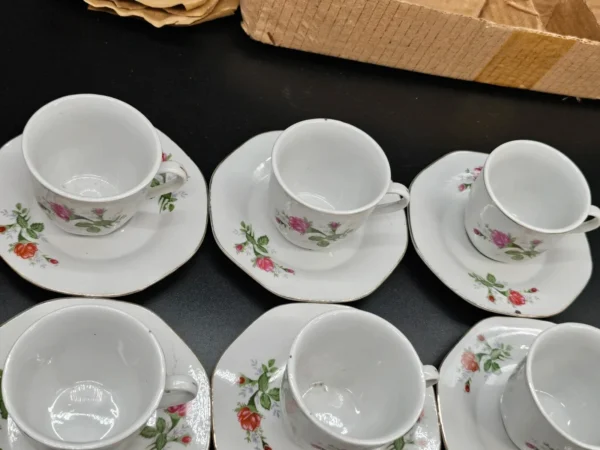 Komplet filiżanek porcelanowych Made in China – w oryginalnym pudełku