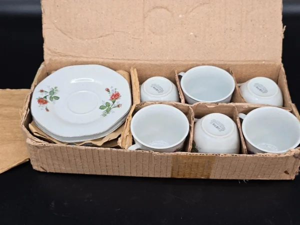 Komplet filiżanek porcelanowych Made in China – w oryginalnym pudełku