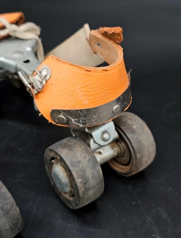 Retro wrotki regulowane 23–27 cm metalowe, skórzane paski, lata 70–80.