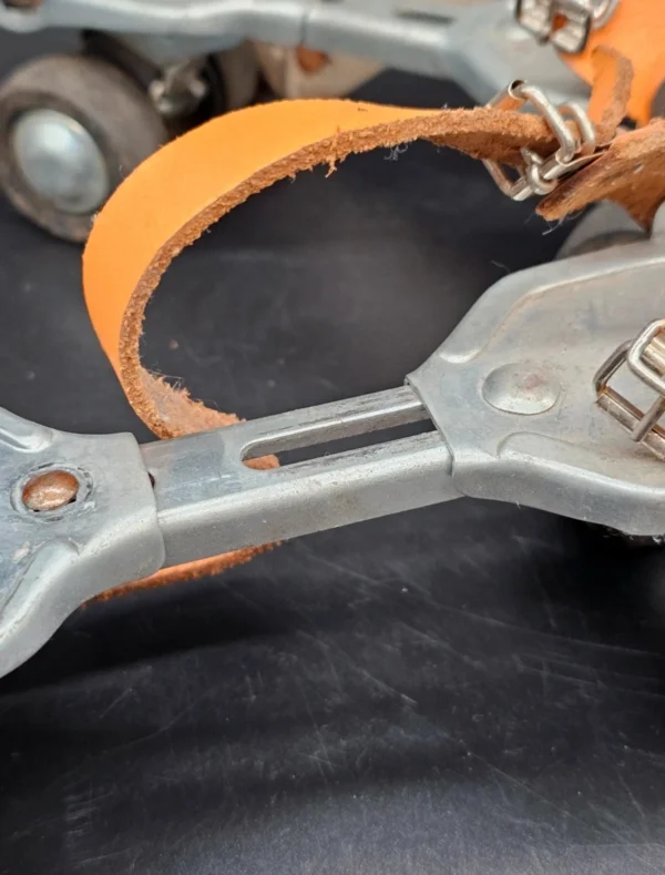Retro wrotki regulowane 23–27 cm metalowe, skórzane paski, lata 70–80.