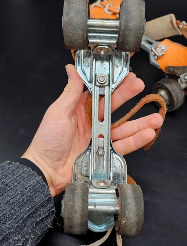 Retro wrotki regulowane 23–27 cm metalowe, skórzane paski, lata 70–80.