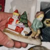 Zestaw świątecznej wioski – domki, mostek, figurki, lampy – komplet w styropianie