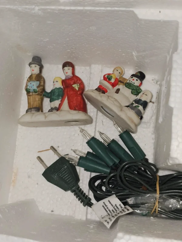 Zestaw świątecznej wioski – domki, mostek, figurki, lampy – komplet w styropianie
