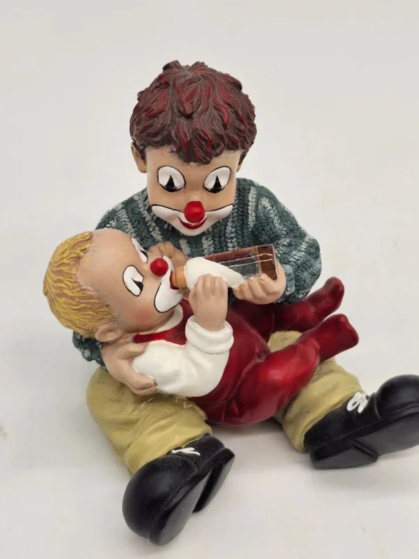 Gilde Clowns – Figurka „Karmienie malucha” (wys. 10 cm)