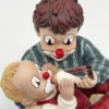 Gilde Clowns – Figurka „Karmienie malucha” (wys. 10 cm)