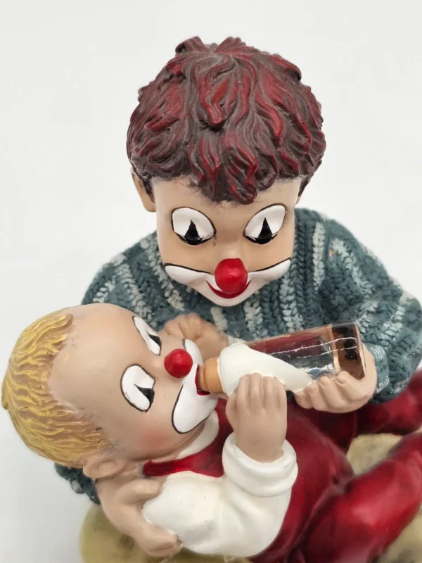 Gilde Clowns – Figurka „Karmienie malucha” (wys. 10 cm)