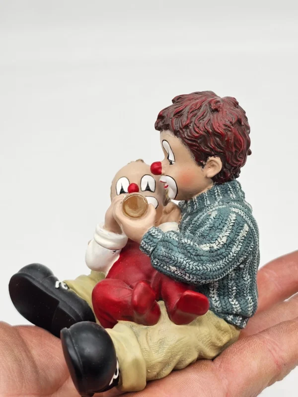 Gilde Clowns – Figurka „Karmienie malucha” (wys. 10 cm)