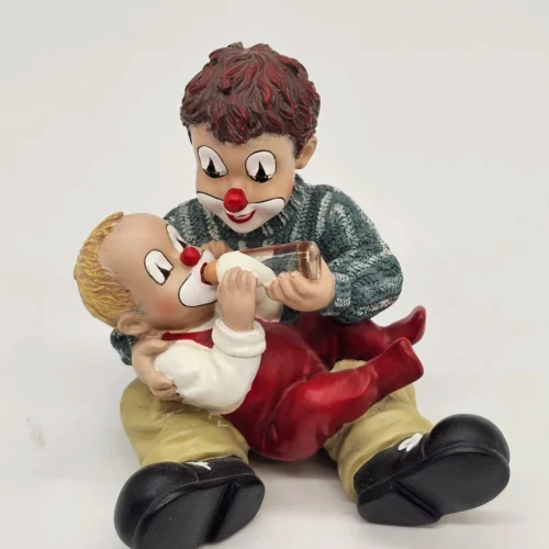 Gilde Clowns – Figurka „Karmienie malucha” (wys. 10 cm)