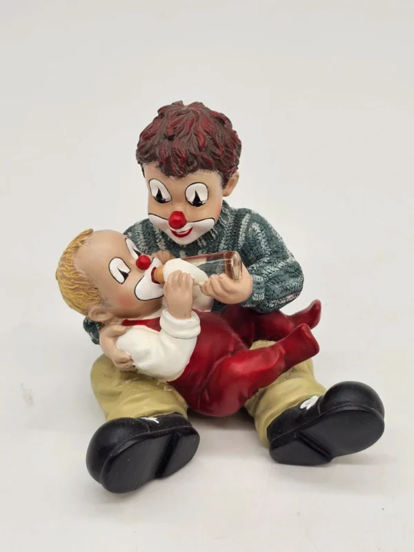 Gilde Clowns – Figurka „Karmienie malucha” (wys. 10 cm)