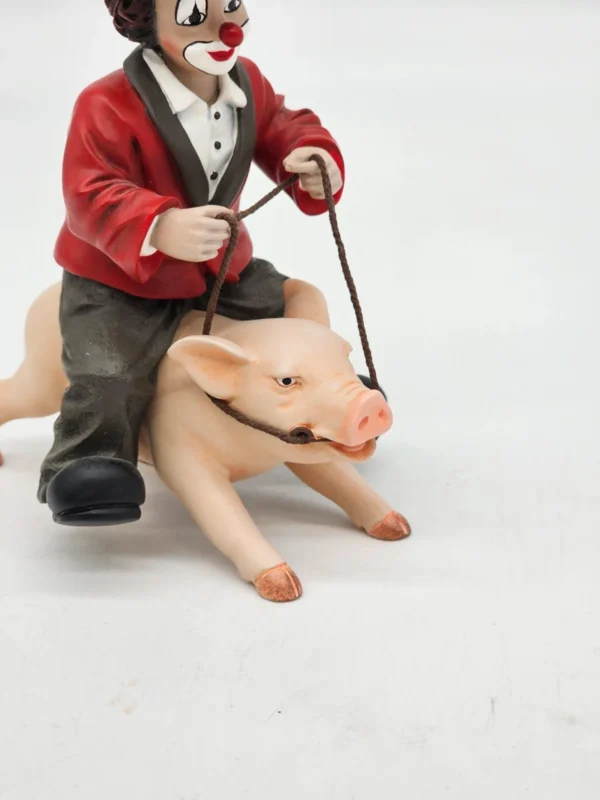 Gilde Clowns – Klaun jadący na śwince, wysokość 14 cm