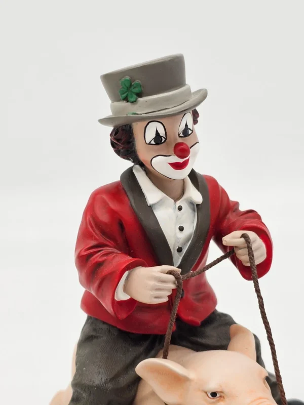 Gilde Clowns – Klaun jadący na śwince, wysokość 14 cm