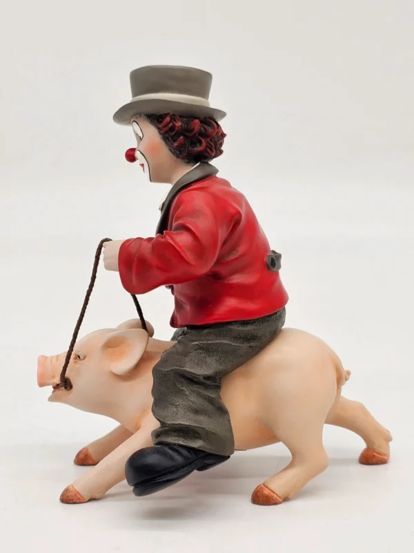 Gilde Clowns – Klaun jadący na śwince, wysokość 14 cm