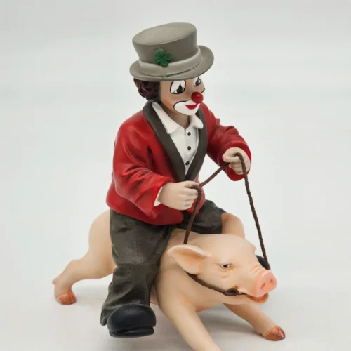 Gilde Clowns – Klaun jadący na śwince, wysokość 14 cm