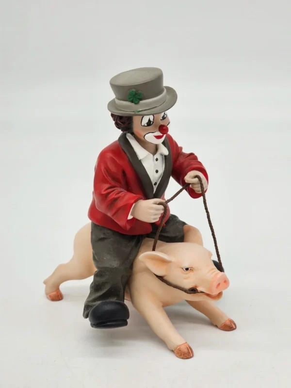 Gilde Clowns – Klaun jadący na śwince, wysokość 14 cm