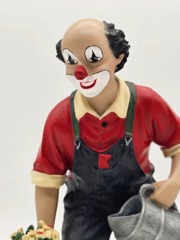 Gilde Clowns – Fridolin 2006, figurka ogrodnika z konewką i kwiatami, 14 cm