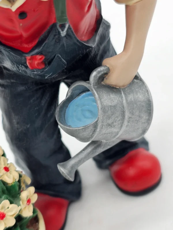 Gilde Clowns – Fridolin 2006, figurka ogrodnika z konewką i kwiatami, 14 cm