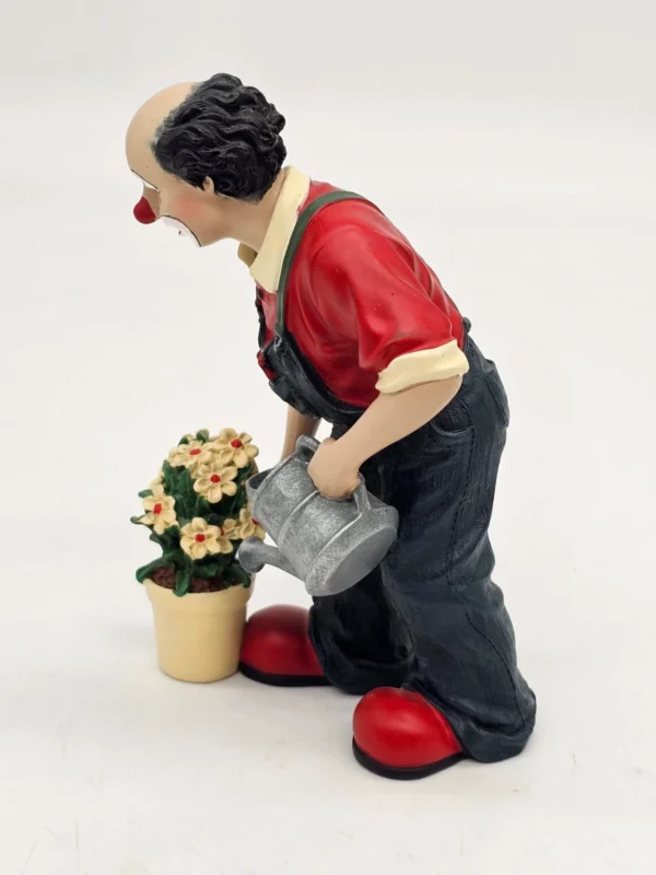 Gilde Clowns – Fridolin 2006, figurka ogrodnika z konewką i kwiatami, 14 cm