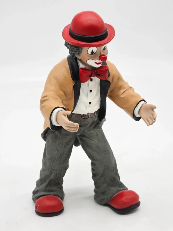 Gilde Clowns – figurka stojącego klauna w beżowej marynarce – 21 cm