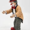 Gilde Clowns – figurka stojącego klauna w beżowej marynarce – 21 cm