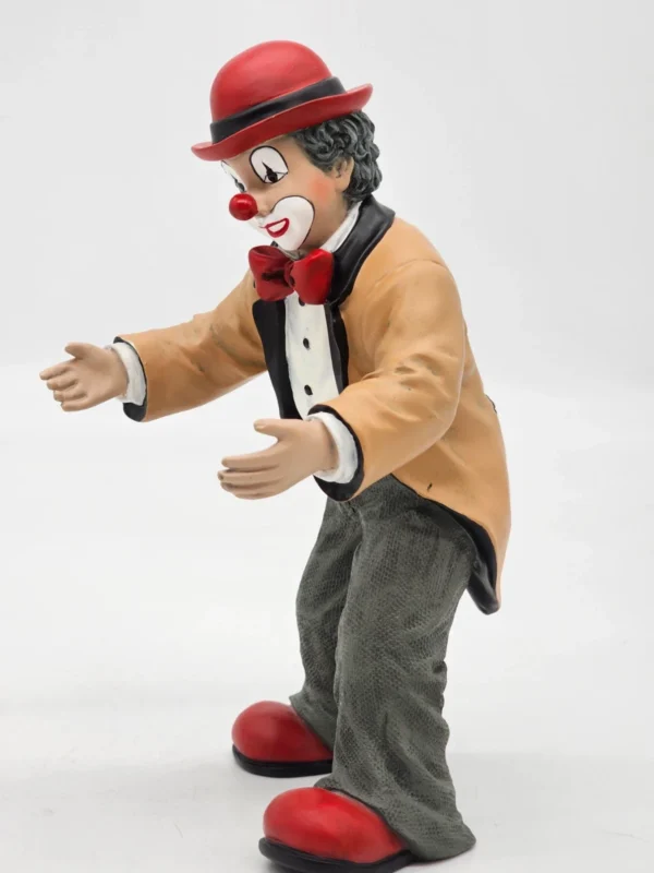 Gilde Clowns – figurka stojącego klauna w beżowej marynarce – 21 cm