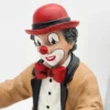 Gilde Clowns – figurka stojącego klauna w beżowej marynarce – 21 cm